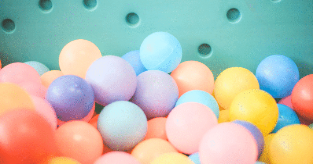 バンクーバー周辺の屋内遊び場9選を紹介。ボールプールの写真。