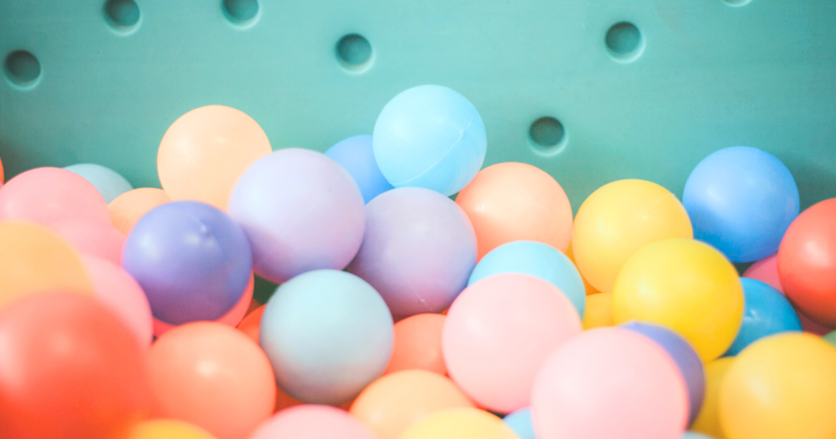 バンクーバー周辺の屋内遊び場9選を紹介。ボールプールの写真。