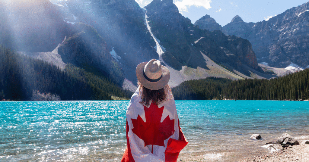 自然の中で立つ人物の写真。カナダの子育て英語ガイドのブログアイキャッチ画像