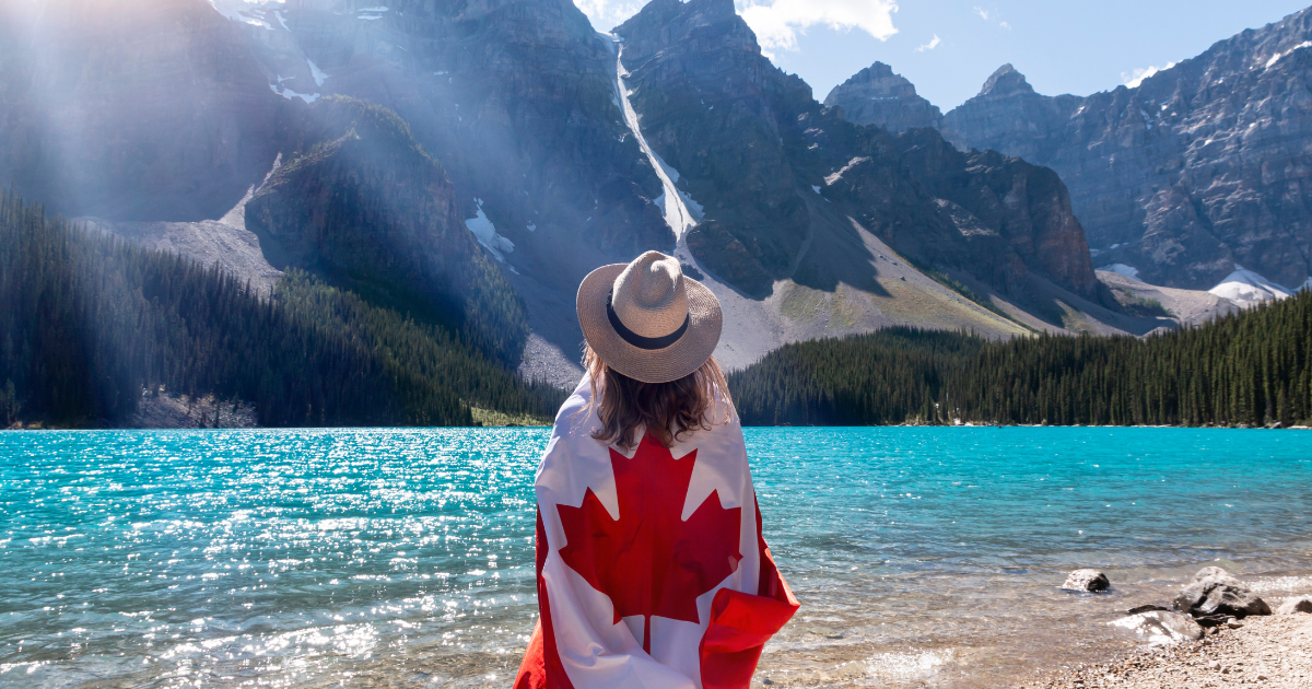 自然の中で立つ人物の写真。カナダの子育て英語ガイドのブログアイキャッチ画像