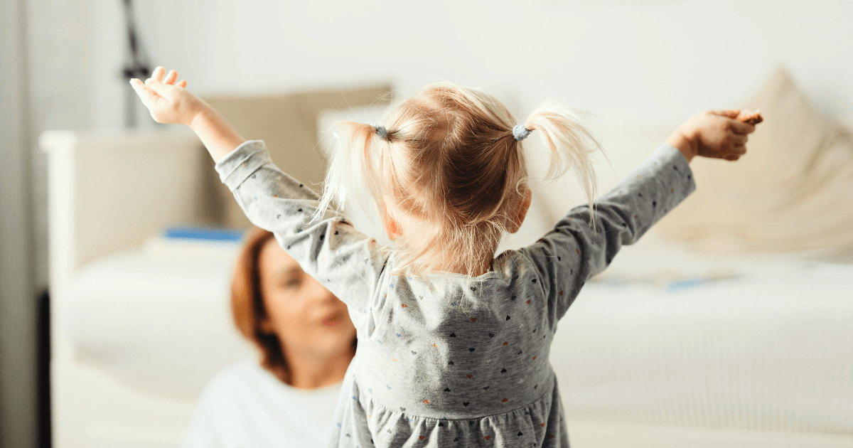 カナダで子どもが歌や遊びを通して自然に英語を覚える様子。